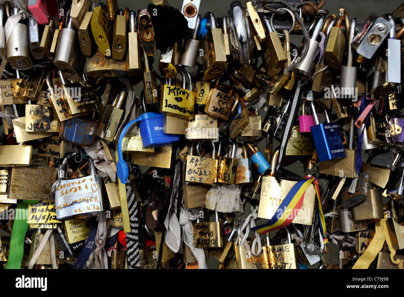 Liebe Vorhängeschloss an der Brücke Pont de l'Archeveche auf der Seine, Paris, Frankreich, Kathedrale Notre-Dame de Paris Stockfoto