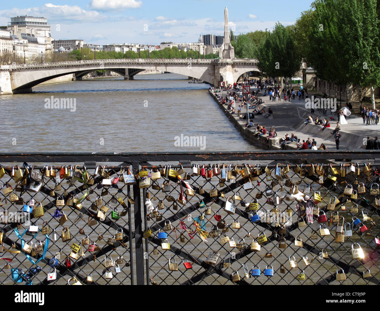 Liebe Vorhängeschloss an der Brücke Pont de l'Archeveche auf der Seine, Paris, Frankreich, Sainte Genevieve Brücke Stockfoto