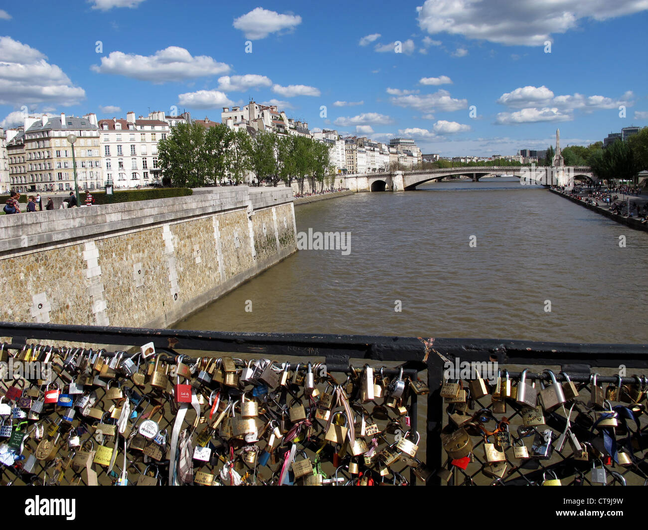 Liebe Vorhängeschloss an der Brücke Pont de l'Archeveche auf der Seine, Paris, Frankreich, Sainte Genevieve Brücke und Ile Saint Louis Stockfoto