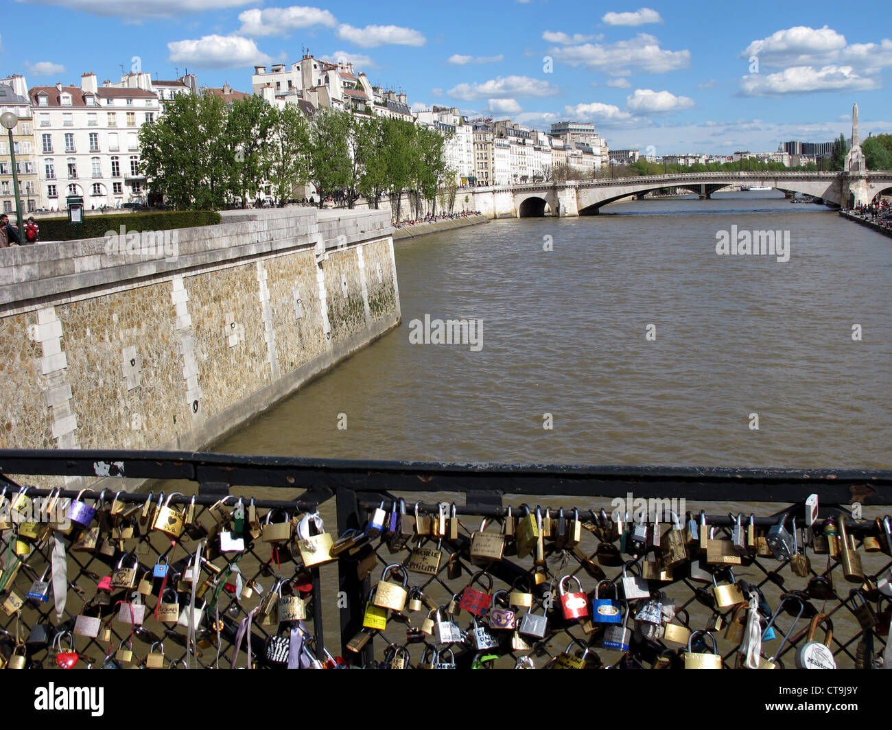 Liebe Vorhängeschloss an der Brücke Pont de l'Archeveche auf der Seine, Paris, Frankreich, Sainte Genevieve Brücke und Ile Saint Louis Stockfoto