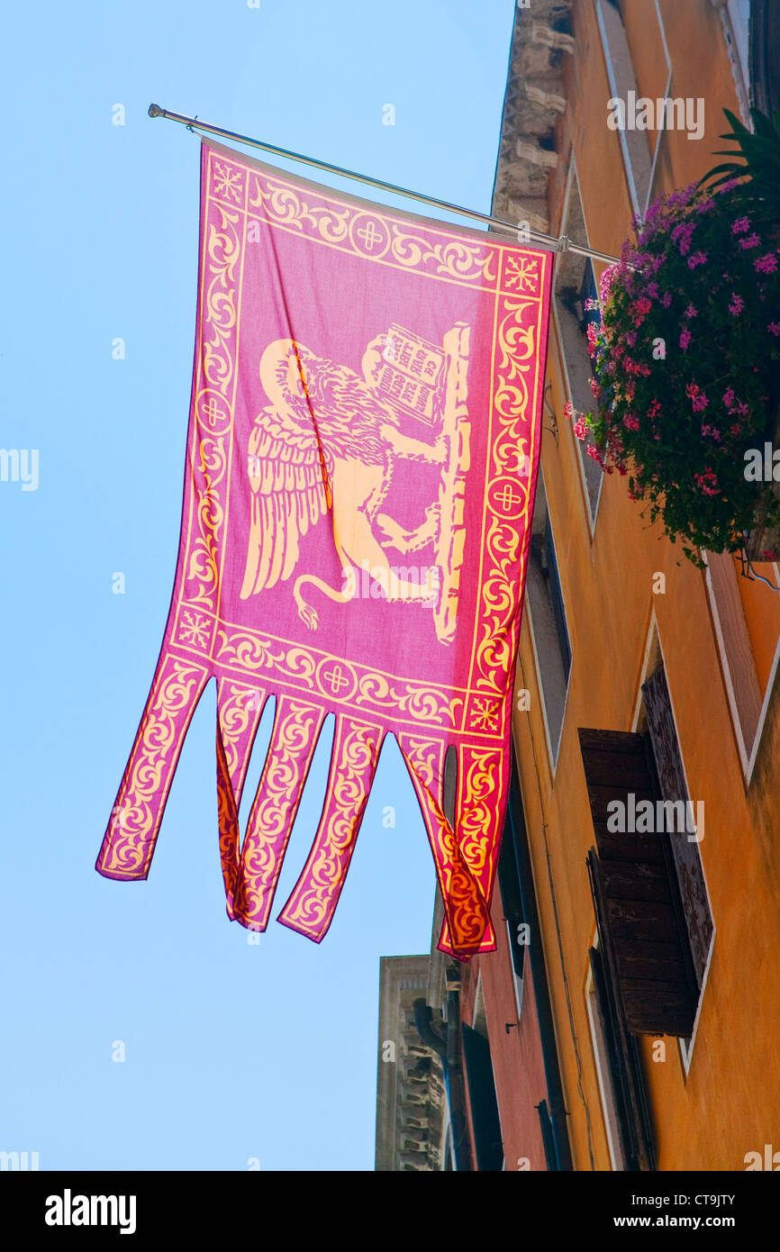 Flagge von der Serenissima Republik von Venedig auf städtischen Haus in Venedig, Italien Stockfoto
