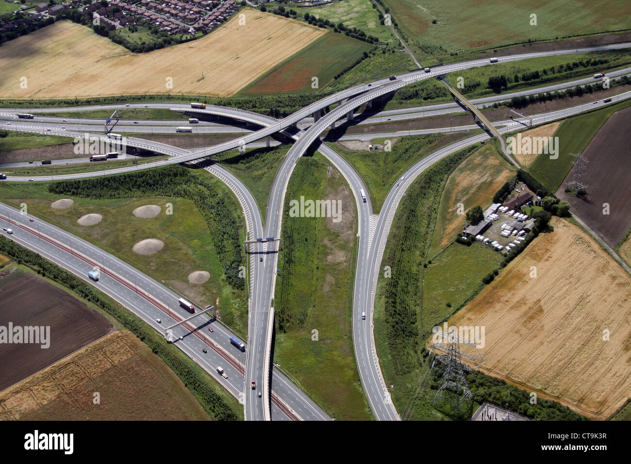 Luftbild von der Autobahnausfahrt A1 und M62 in der Nähe von Ferrybridge in West Yorkshire Stockfoto