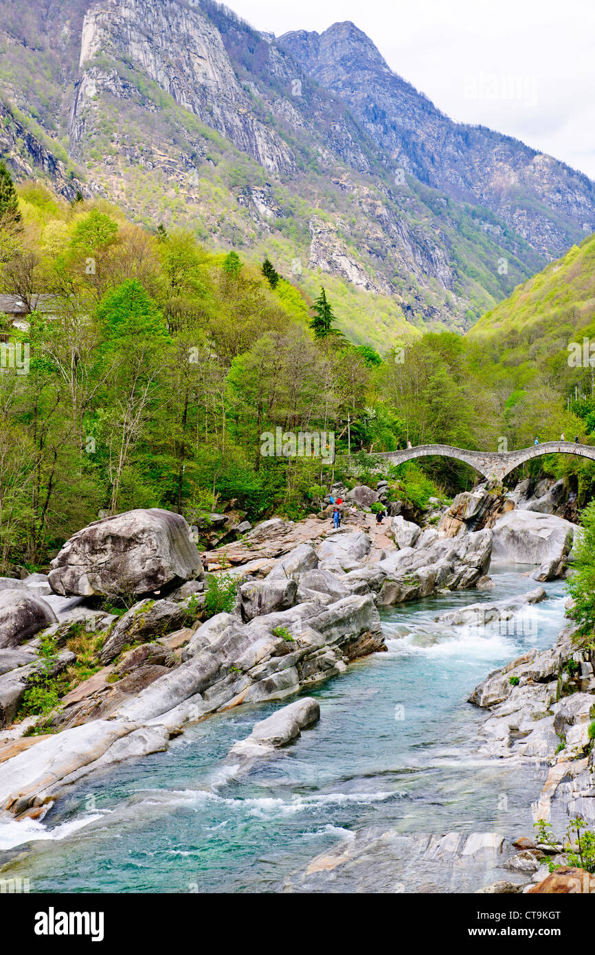 Wassersport, Tauchen, Wildwasser, Kanu, Kanusport, kristallklares Wasser, Lavertezzo, Brücken, Felsen, Verzascatal, Tessin, Schweiz Stockfoto