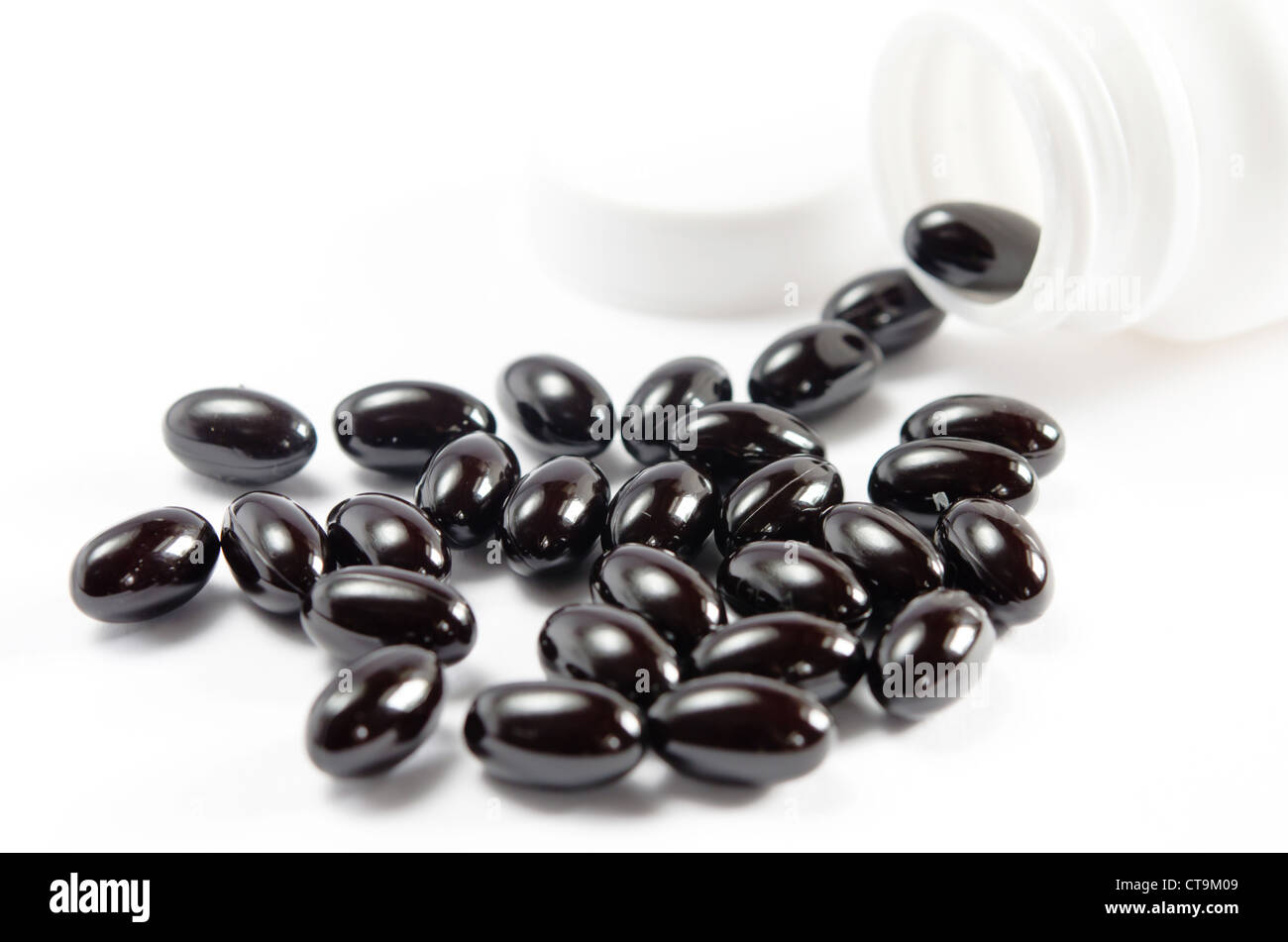 Close-up Pillen aus Pille Flasche auf weißem Hintergrund Stockfoto