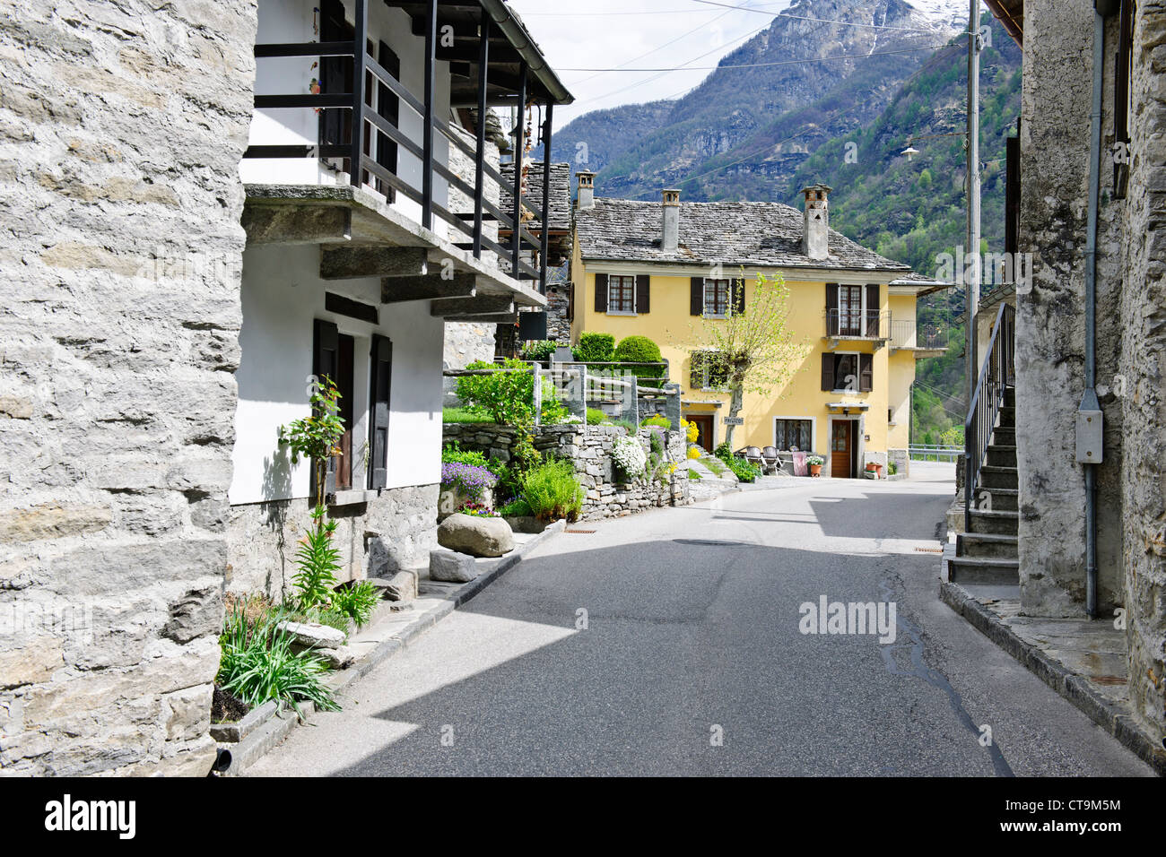 Gerra, typische Stein Bauernhäuser, Dorf, sehr große Schiefer Dächer, Val Verzasca, Verzascatal, Swittzerland Stockfoto