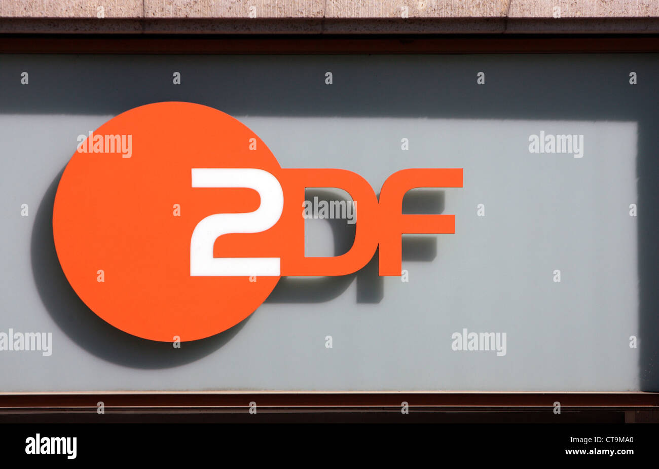 Logo am Sitz des ZDF in Berlin-Mitte Stockfoto