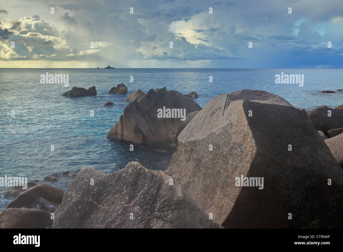 Tropische Schönheit der Baie Ste Anne gesehen vom Nordende von La Digue auf den Seychellen Stockfoto