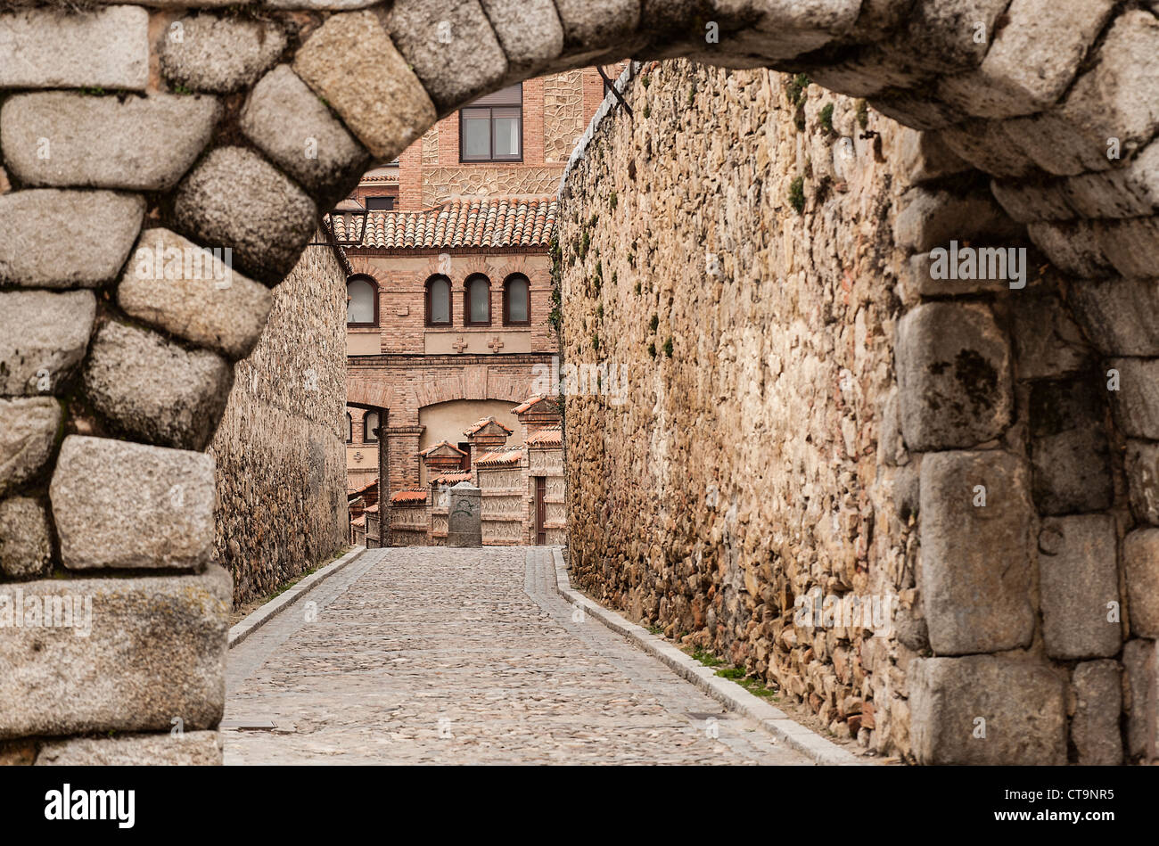 Stein-Bogen und Kopfsteinpflaster Stein Straße, Segovia, Spanien Stockfoto