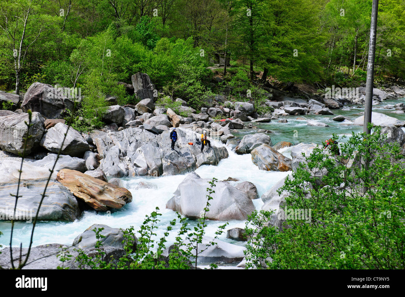 Kristallklare Wildwasser Kanu, Kanusport, grüne Täler, natürliche Umwelt, Tal des Flusses Verzasca, Tessin, Alpen, Schweiz Stockfoto