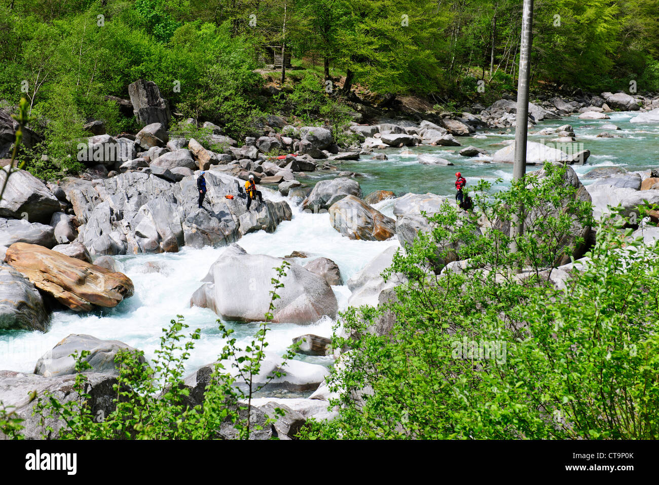 Kristallklare Wildwasser Kanu, Kanusport, grüne Täler, natürliche Umwelt, Tal des Flusses Verzasca, Tessin, Alpen, Schweiz Stockfoto
