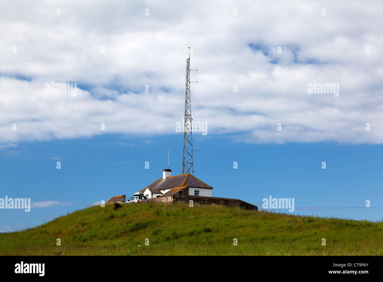 Haus auf einem Hügel mit Sendemast, Newton-by-the-Sea, Northumberland Stockfoto