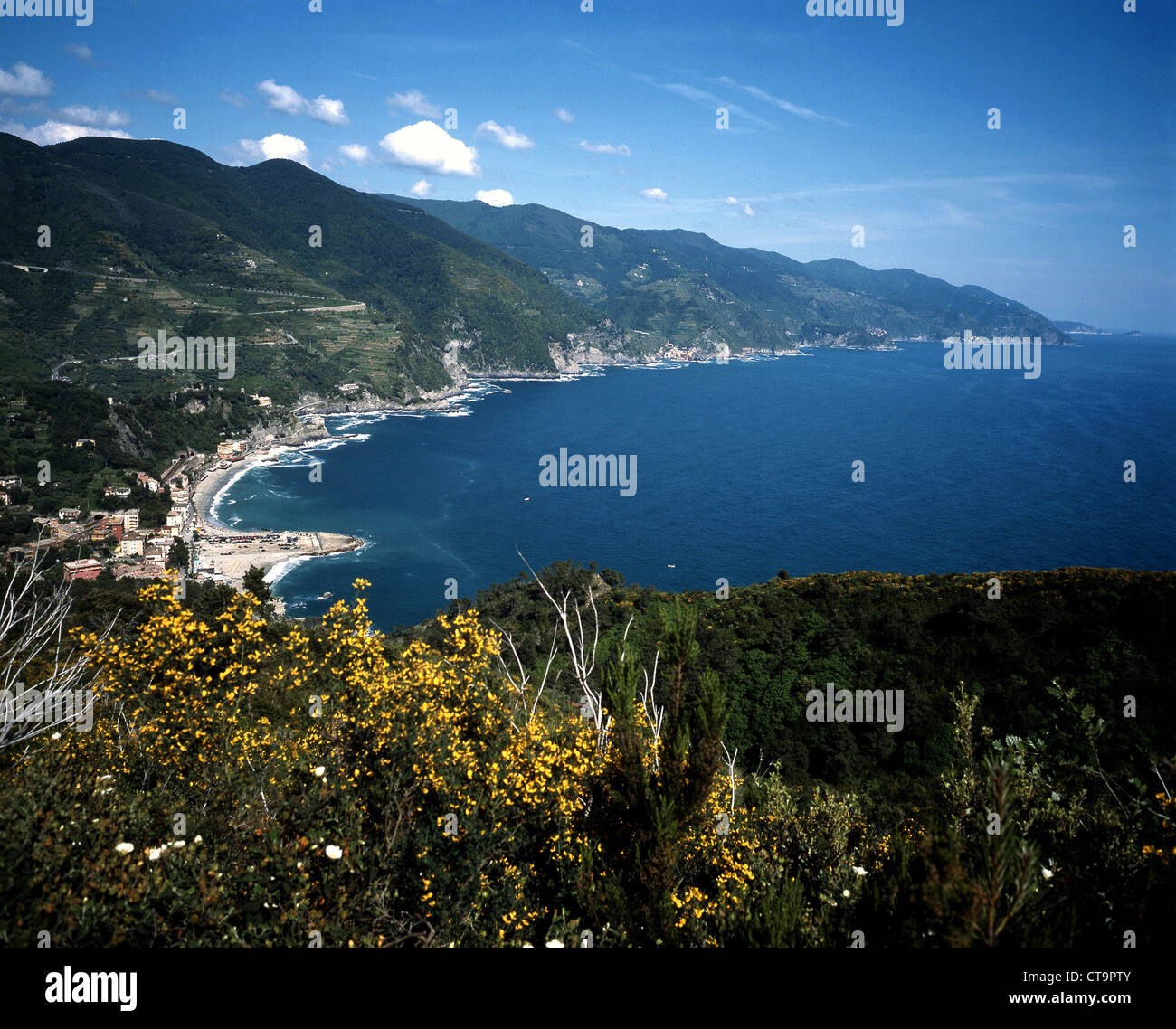Cinqueterre, mit Blick auf die Küstenregion Cinque Terre mit dem Ort Vernazza Stockfoto