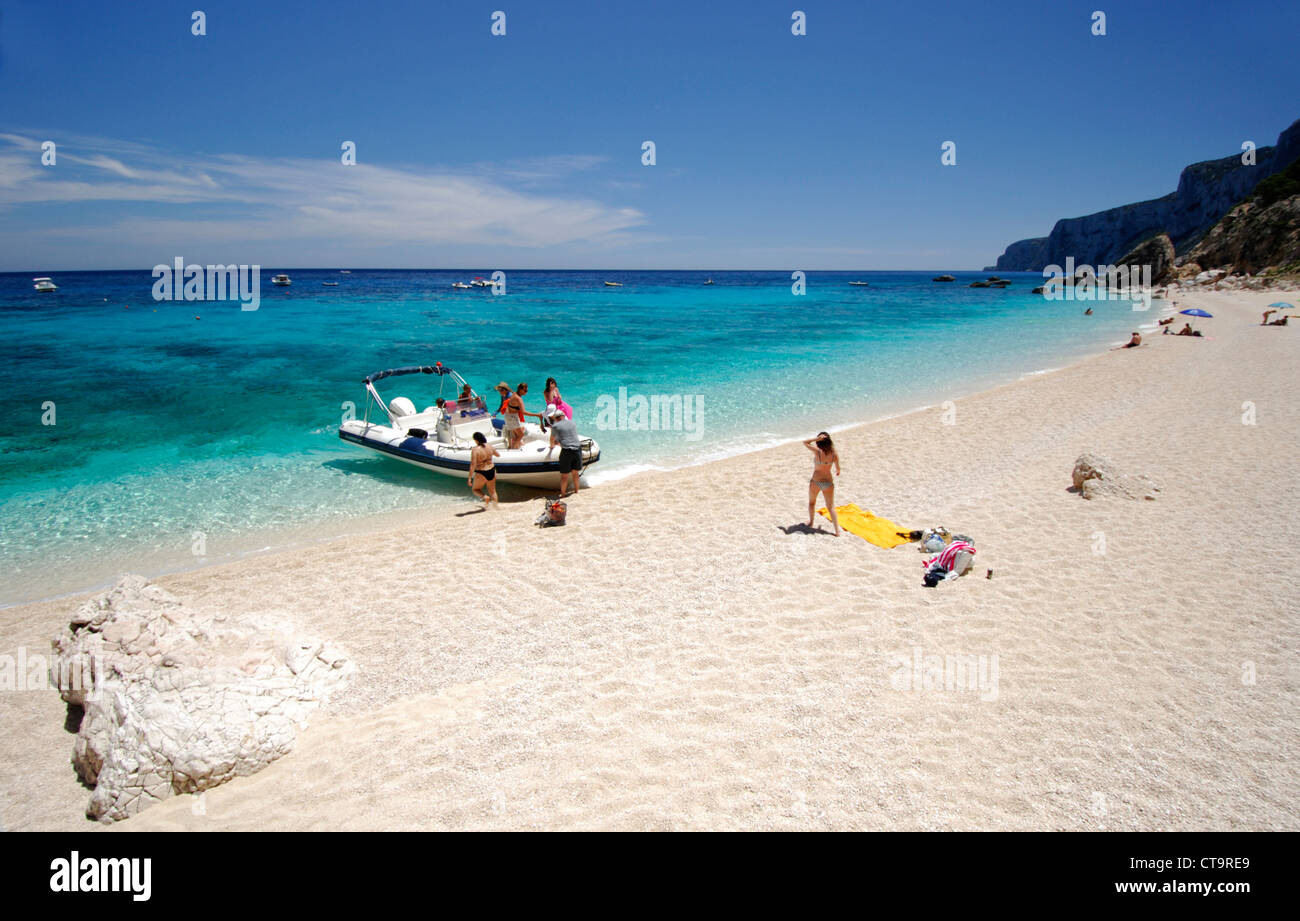 Klare und transparente Meerwasser mit Touristen am Strand Cala dei Gabbiani, Küste von Baunei, Golf von Orosei, Sardinien, Italien, Europa Stockfoto