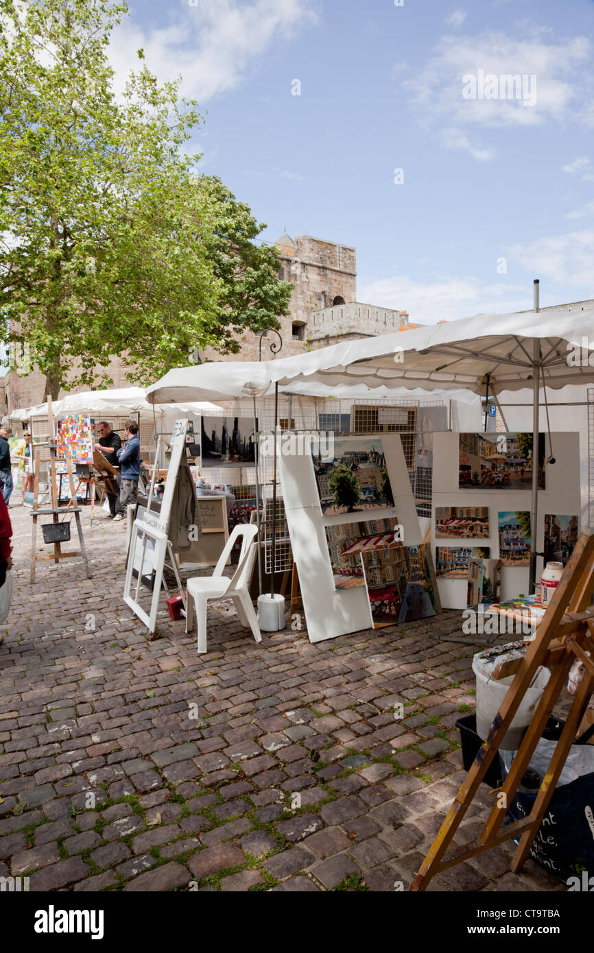 Künstler ihre Bilder verkaufen, Place Chateaubriand, Saint Malo, Bretagne, Frankreich Stockfoto