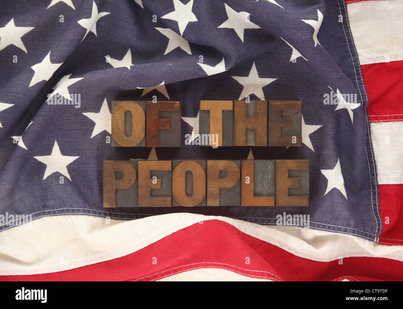 die Worte des Volkes auf eine alte amerikanische Flagge Stockfoto