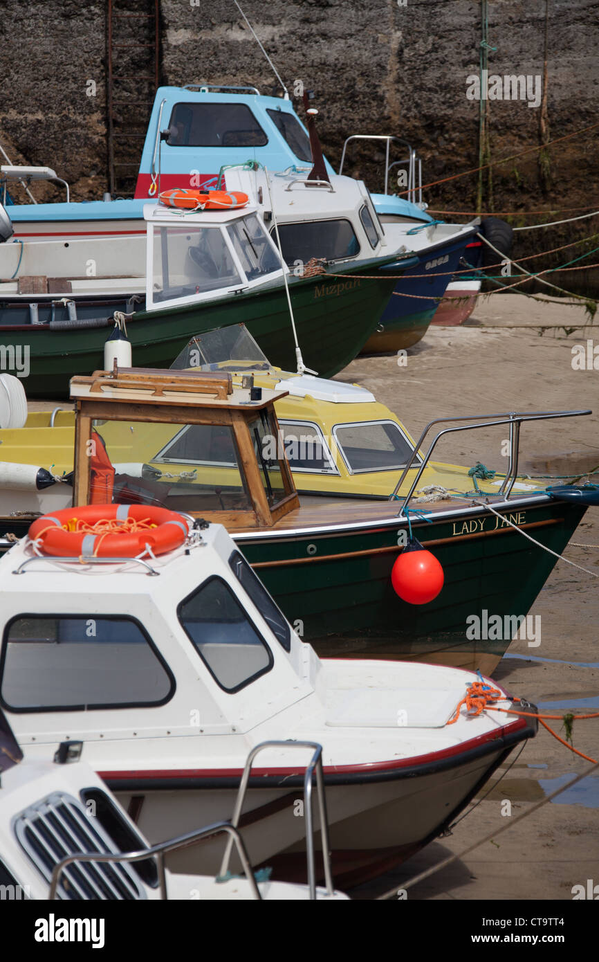 Isle of Lewis, Schottland. Kleine Fischerei und Freizeit Boote bei Ebbe im malerischen Hafen Nis Hafen im Norden von Lewis. Stockfoto