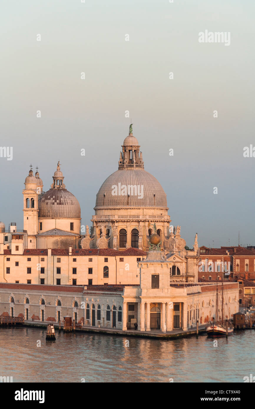 Das Zollhaus Dogana Di Mare, und die Basilica di Santa Maria Della Salute, im Morgengrauen, Venedig, Italien Stockfoto