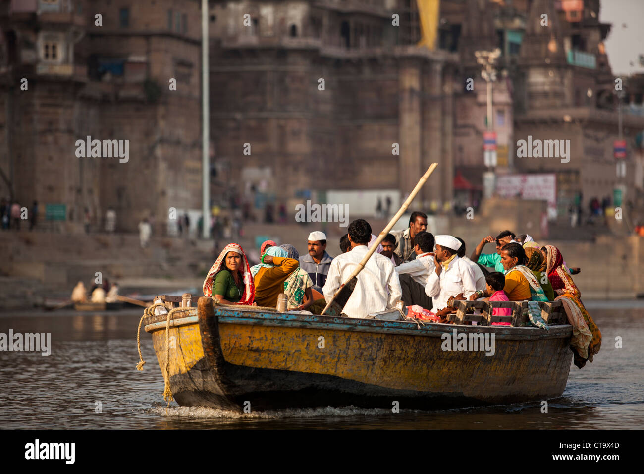 Pilger sind auf dem Boot für aussehende heiligen Fluss, Ganga(Ganges), Varanasi, Uttar Pradesh, Indien Stockfoto