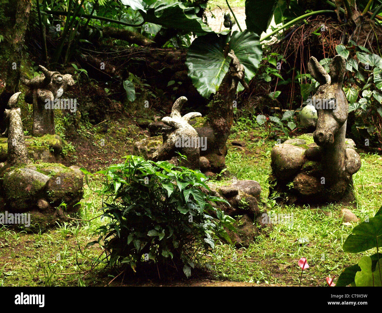 Eine bezaubernde Gegend in den Papillote Gardens, wo Steintiere in einem Kreis ausgestellt werden. Roseau Valley, Commonwealth von Dominica, Karibik. Stockfoto