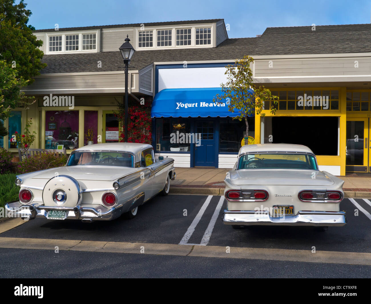 Zeitlosen Blick auf zwei 50er Versionen des Ford Fairlane Skyliner amerikanische klassische Autos in Carmel, Kalifornien USA geparkt Stockfoto
