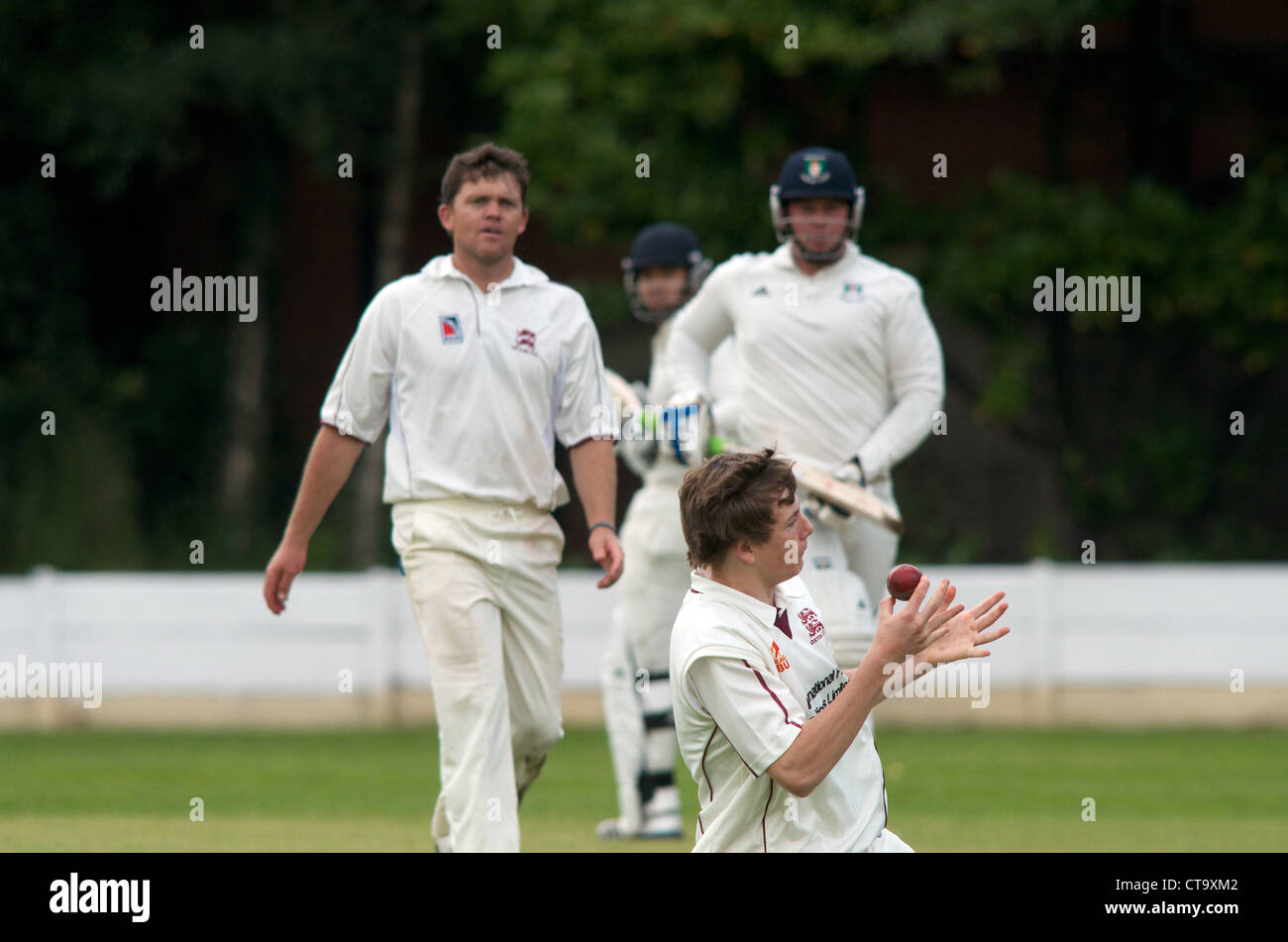 Feldspieler fängt den Ball während einer Amateur Cricket-Match zwischen Didsbury und Oxton in der Cheshire county premier league Stockfoto