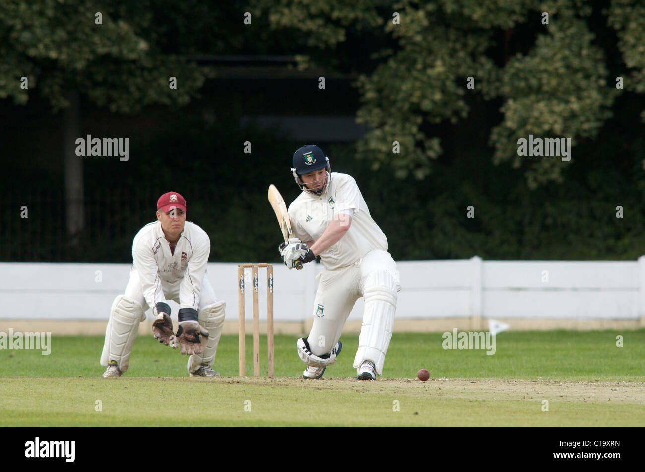 Schlagmann in Aktion während einer Amateur Cricket-Match zwischen Didsbury und Oxton in der Cheshire county premier league Stockfoto