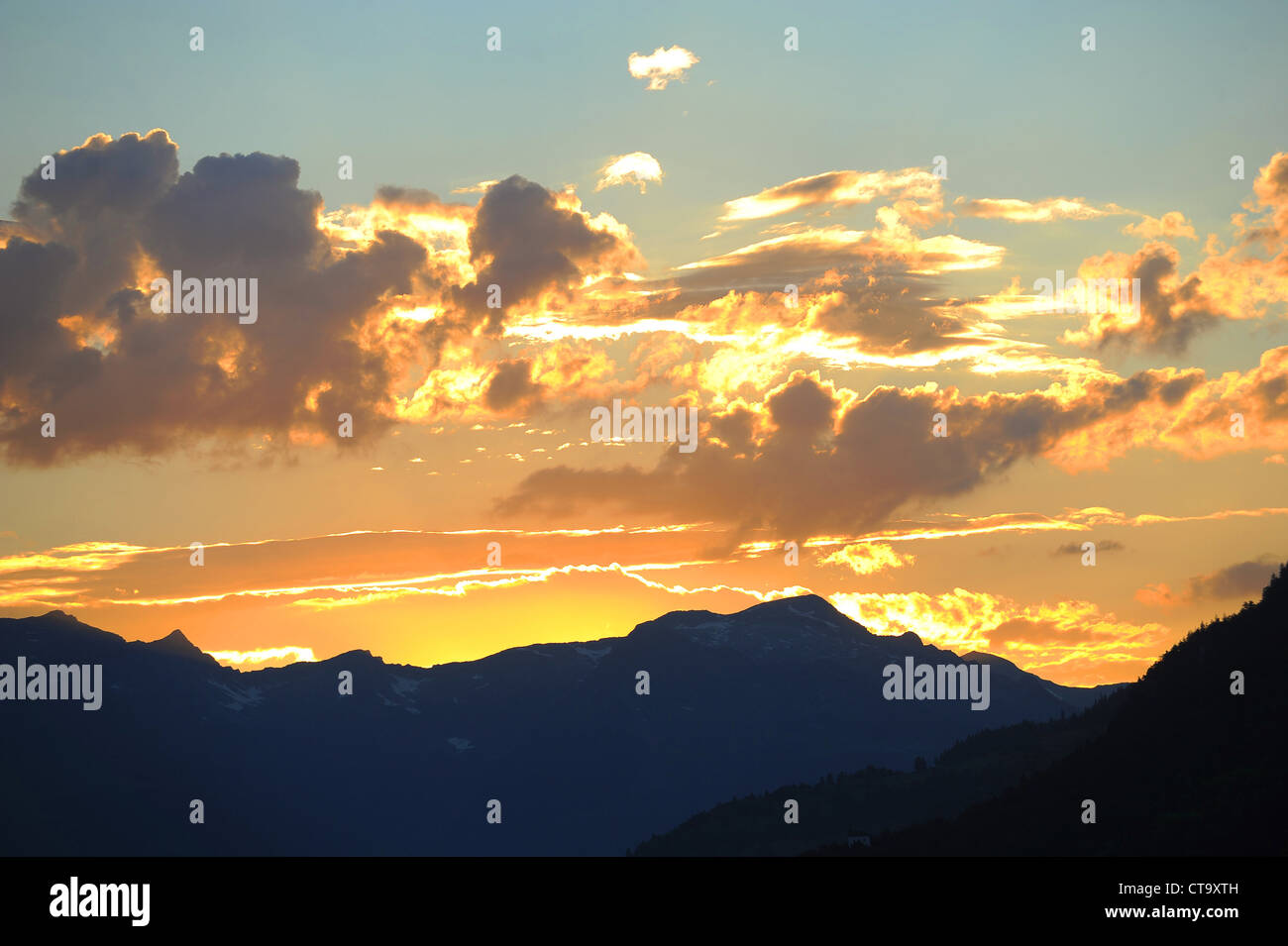 Die Sonne geht hinter einem Bergrücken der Berge in der Region Savoie der französischen Alpen. Stockfoto