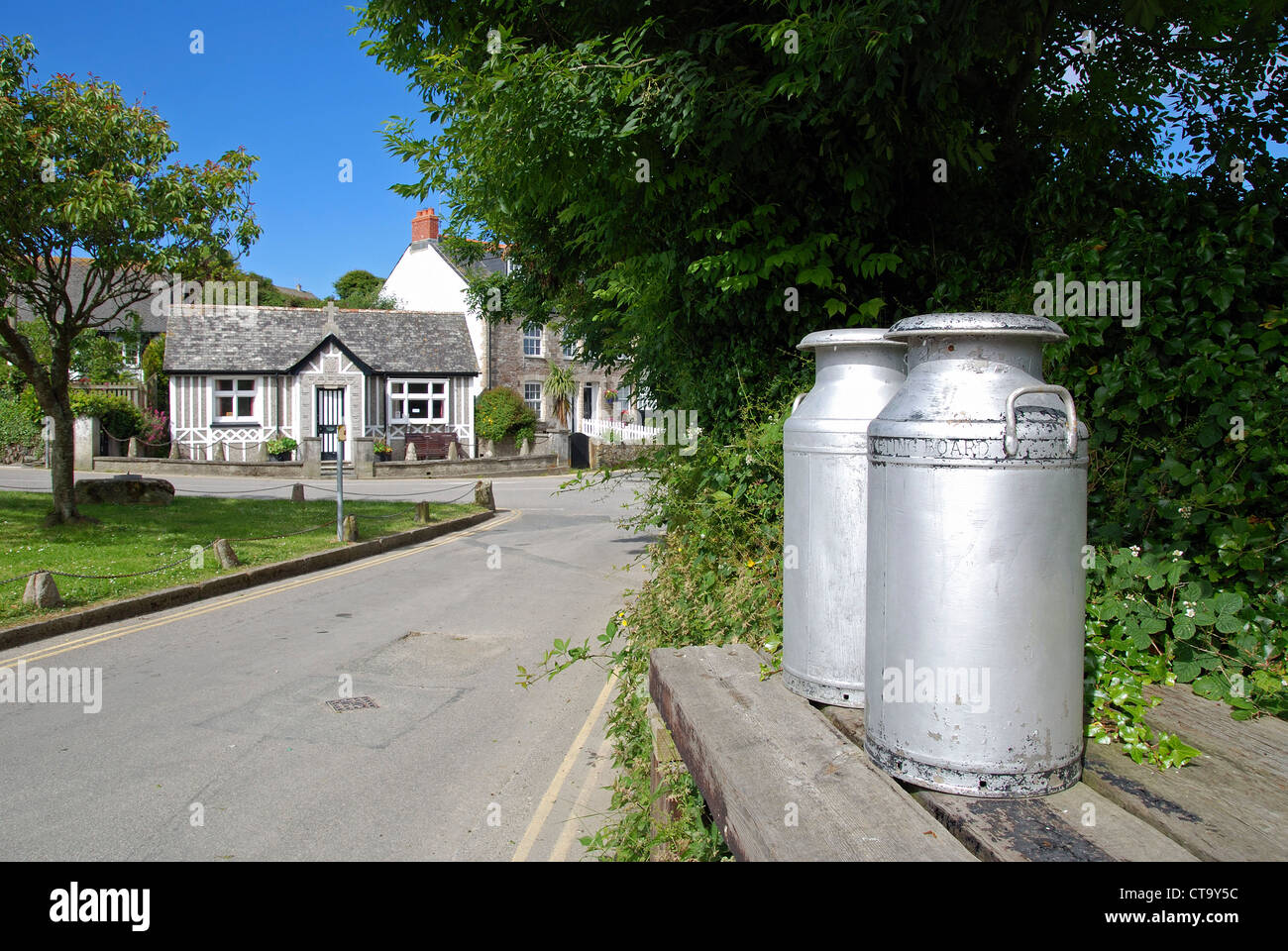 Milchkannen am Straßenrand in der Ortschaft Crantock in Cornwall, Großbritannien Stockfoto