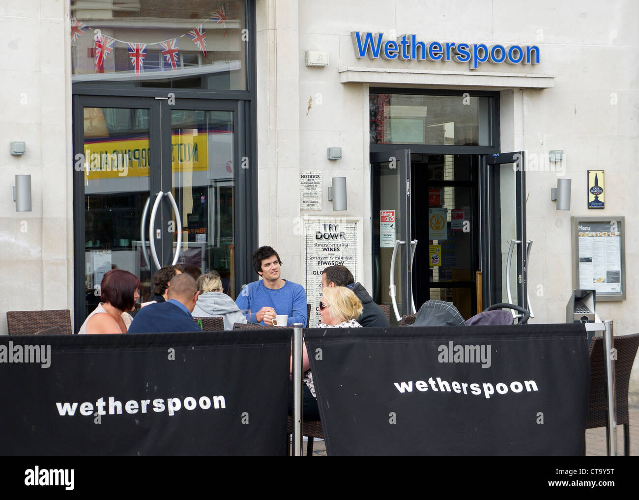 Kunden sitzen vor einem Wetherspoons Pub in Truro, Cornwall, UK Stockfoto