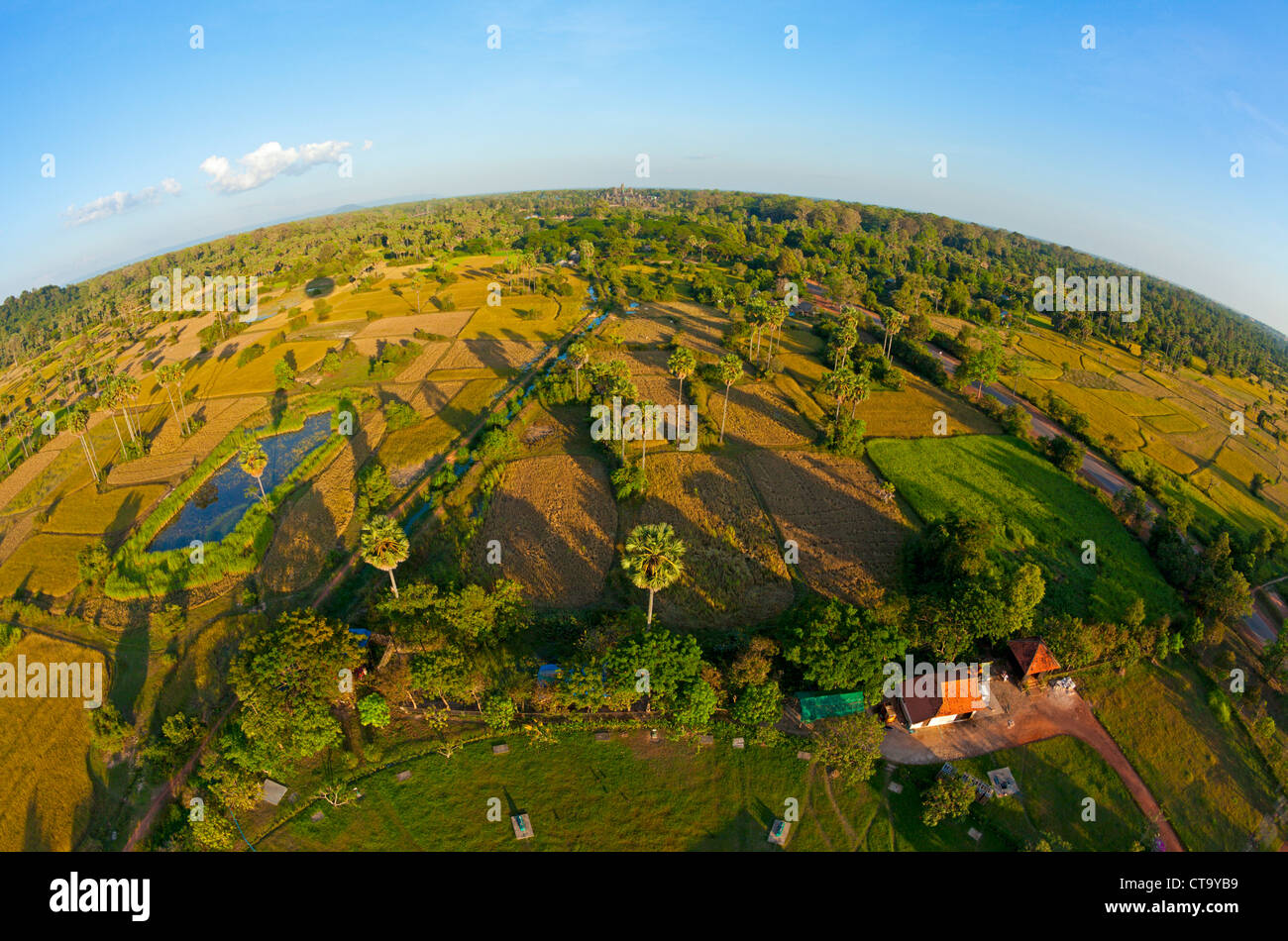 Kambodschanische Land mit Angkor Wat in der Nähe von Horizont sichtbar Stockfoto