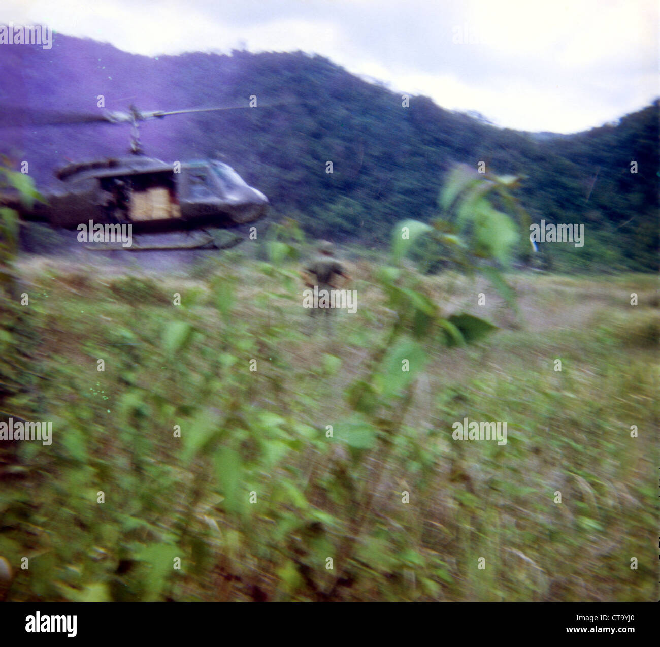 Ein huey Hubschrauber landet, um Bodentruppen während des Vietnam-Krieges im Juni 1970 Nachschub Stockfoto