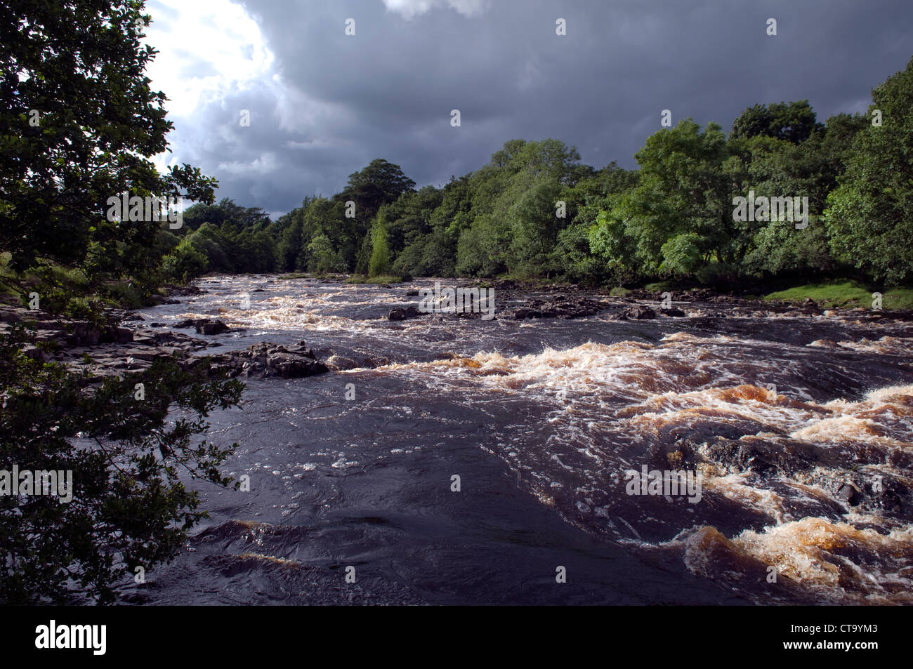 Der River Tees mit geringer Kraft in vollem Gange unter einem dramatischen Himmel Stockfoto