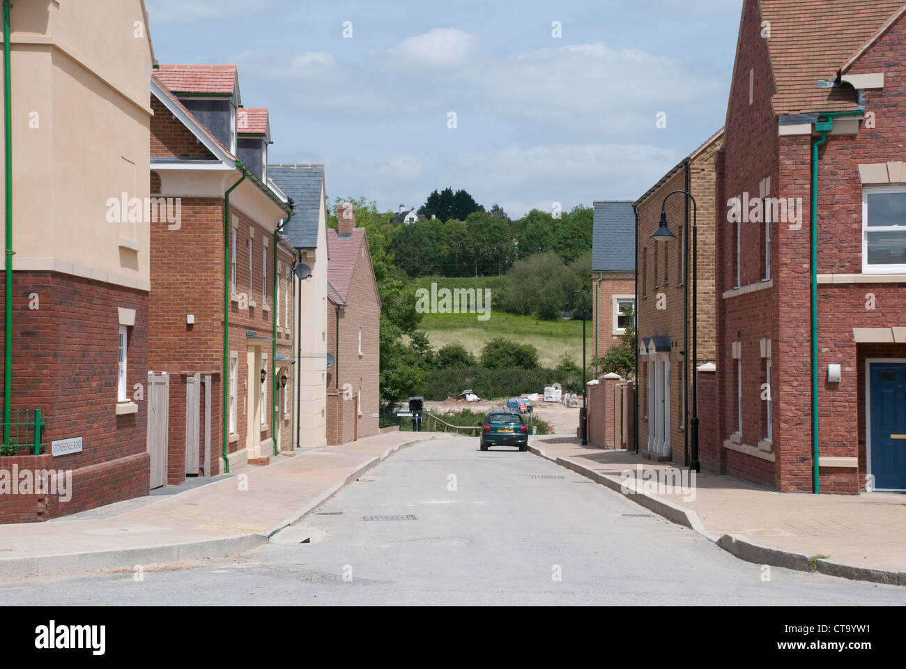 Einer ruhigen Straße in der Swindon Wichelstowe Nachbarschaft. Stockfoto