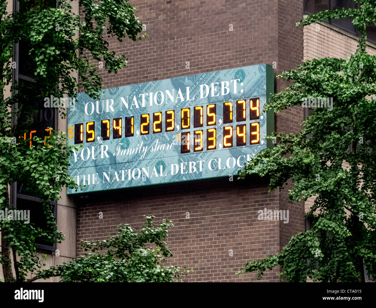 National Debt Clock in Manhattan, New York City, ist ein Dot-Matrix-Display, das ständig aktualisiert und zeigt die aktuelle US-Schulden. Stockfoto