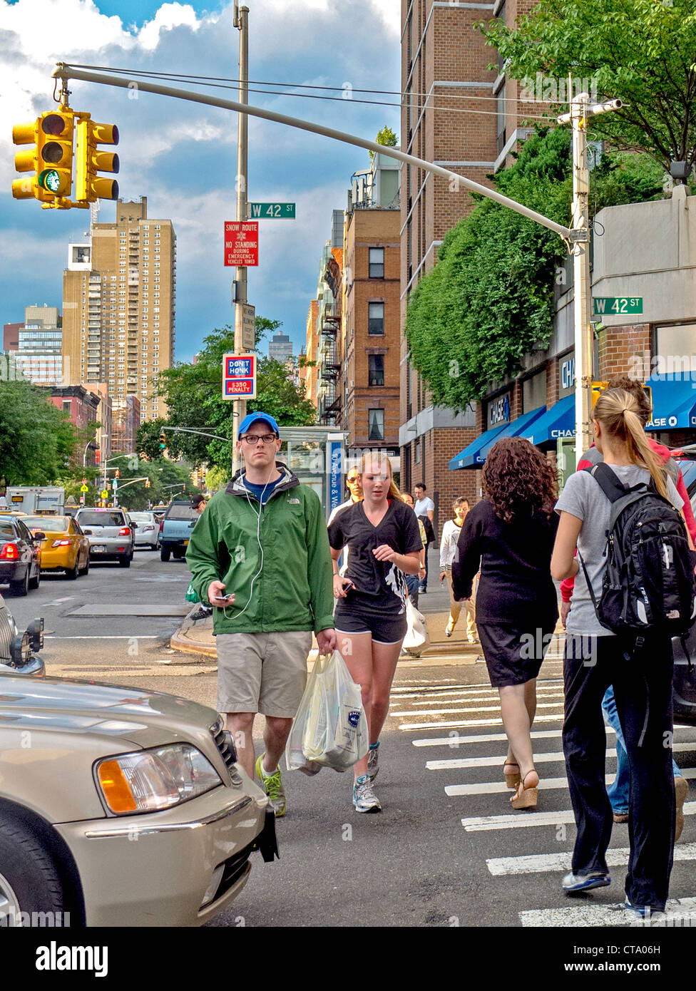 Fußgänger und Jogger Teilen einem Zebrastreifen auf der West 42nd Street in Midtown Manhattan, New York City. Stockfoto