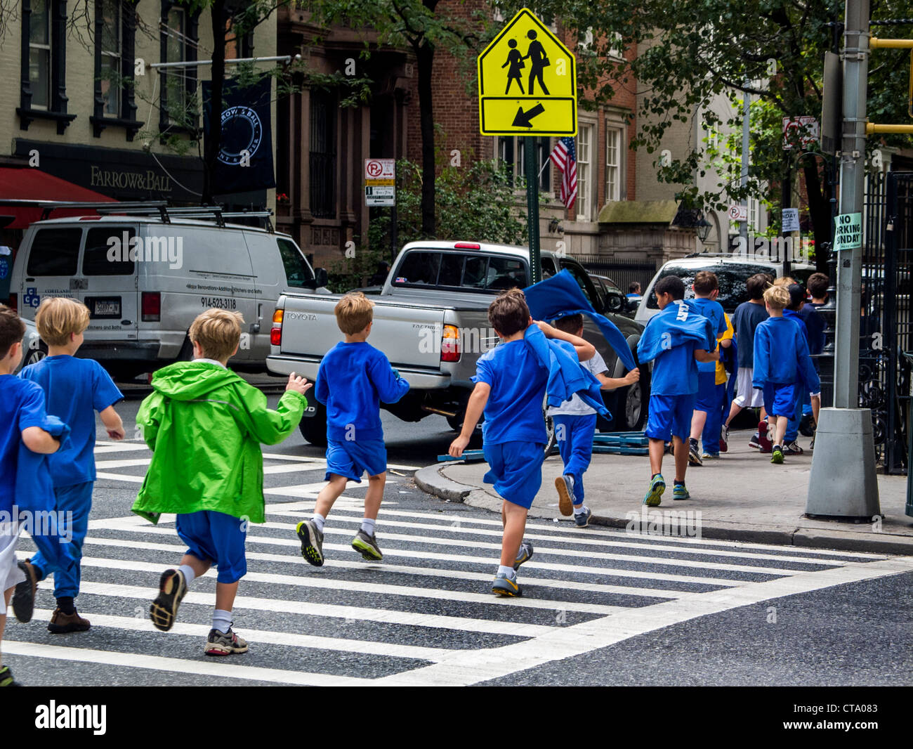 Private Schüler in der Turnhalle Kleidung Kreuz in Manhattans Upper East Side, New York City Madison Avenue. Hinweis Zebrastreifen Zeichen Stockfoto