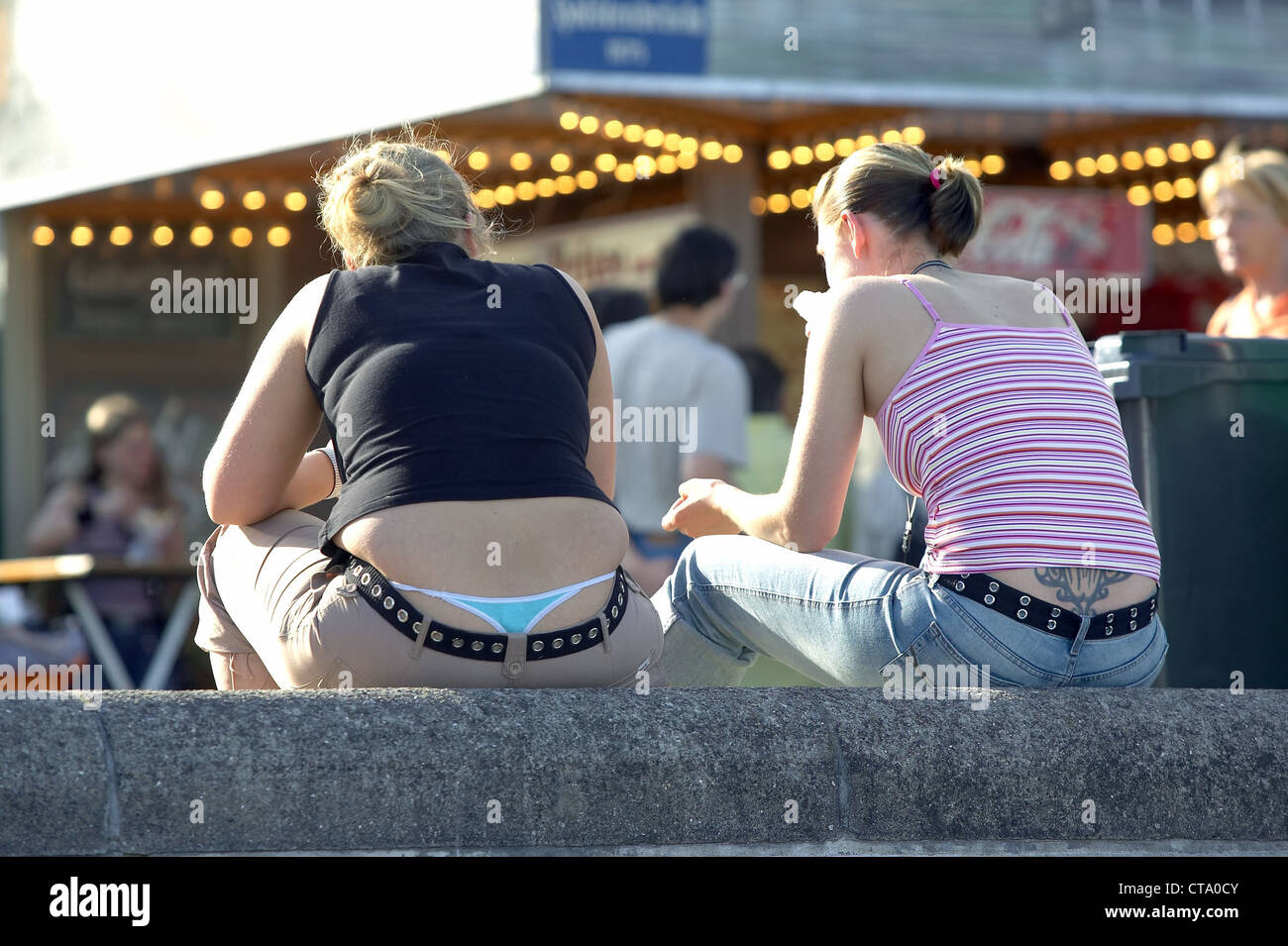 Mädchen mit Hipstern und sichtbare Tanga Stockfotografie - Alamy