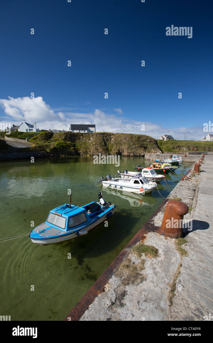 Isle of Lewis, Schottland. Kleine Fischerboote gefesselt neben den malerischen Hafen Nis Hafen. Stockfoto