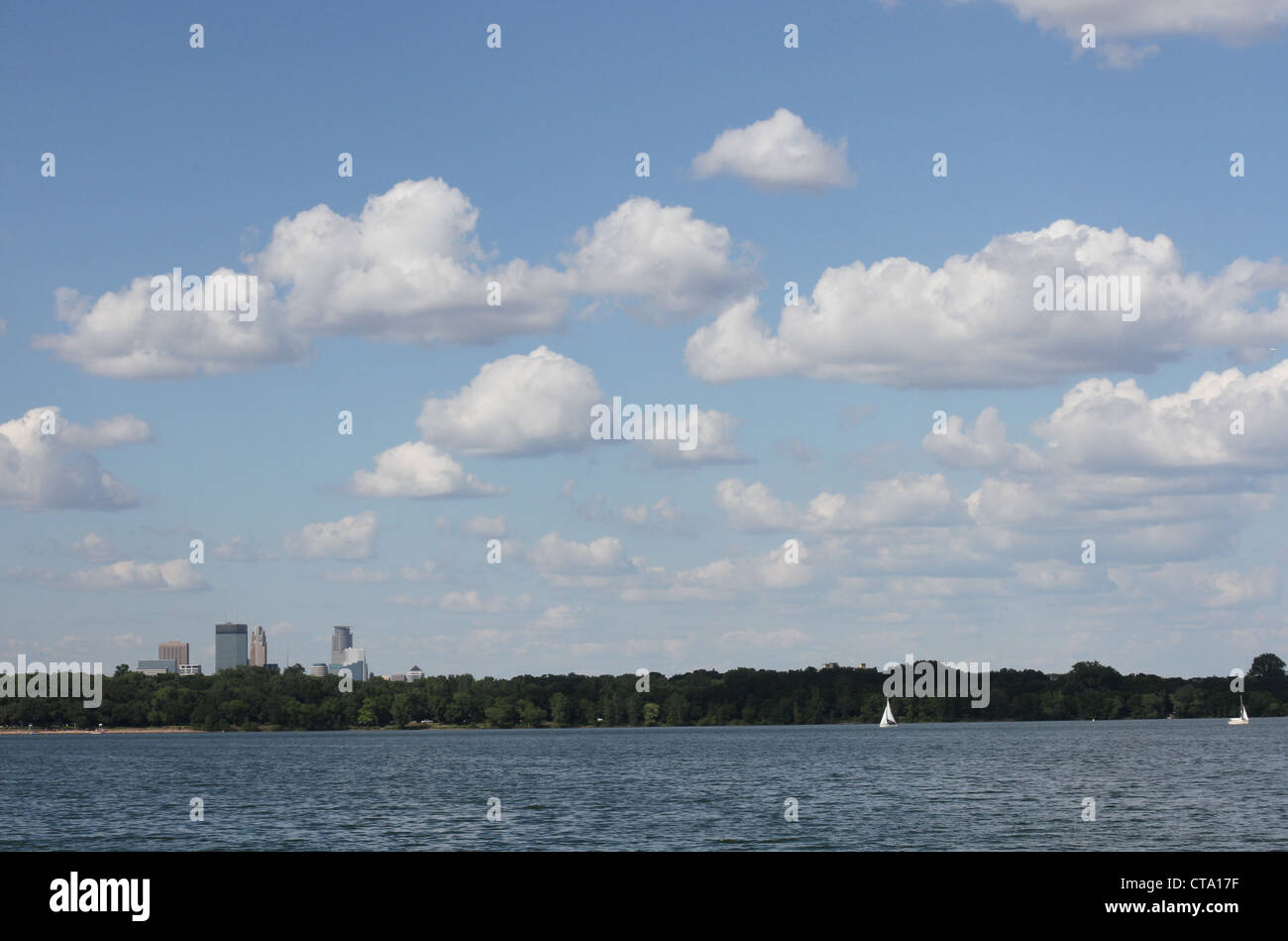 Die Minneapolis Skyline vom See Harriet gesehen. Stockfoto