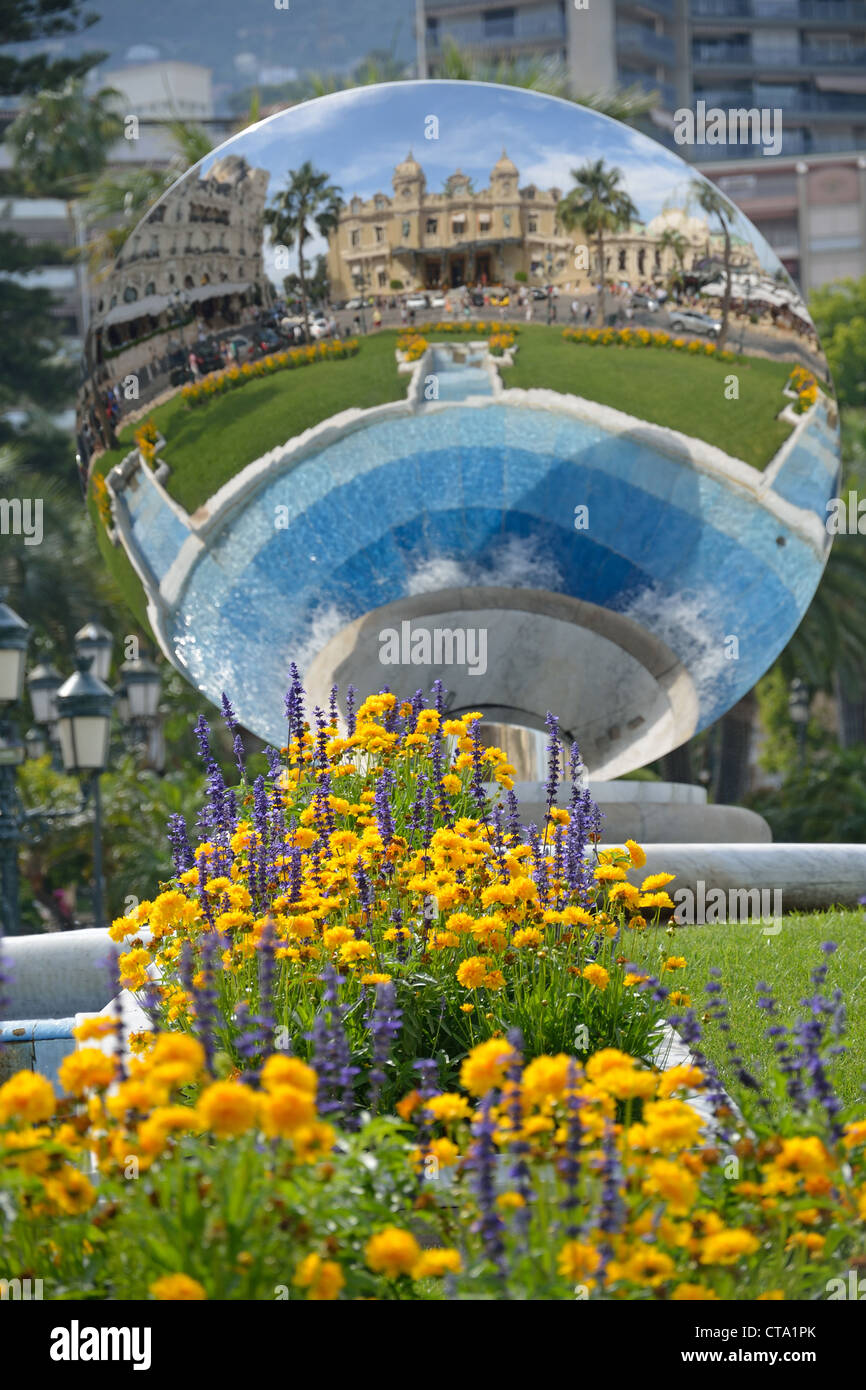 Das Casino von Monte Carlo-Spiegelbild im "Sky Mirror" Skulptur, Place du Casino, Monte Carlo, Fürstentum Monaco Stockfoto