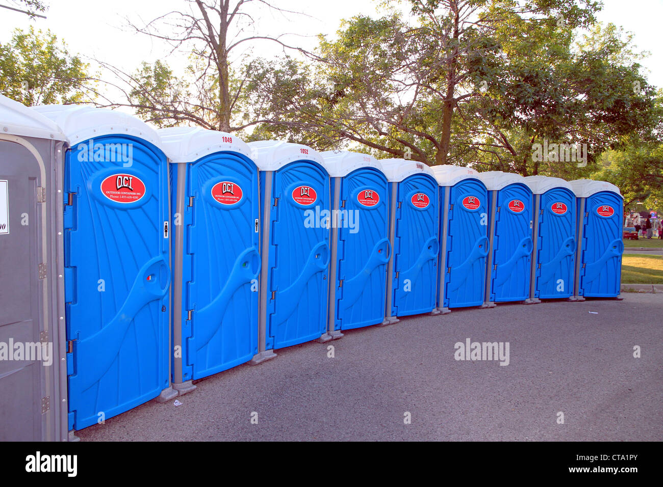Eine Linie von mobilen Toiletten bei einer Outdoor-Veranstaltung Stockfoto