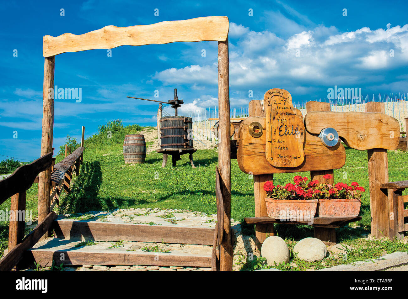 Europa Italien Piemont Langhe Grinzane Cavour Antike alte Weinpresse in einem Weingut Stockfoto