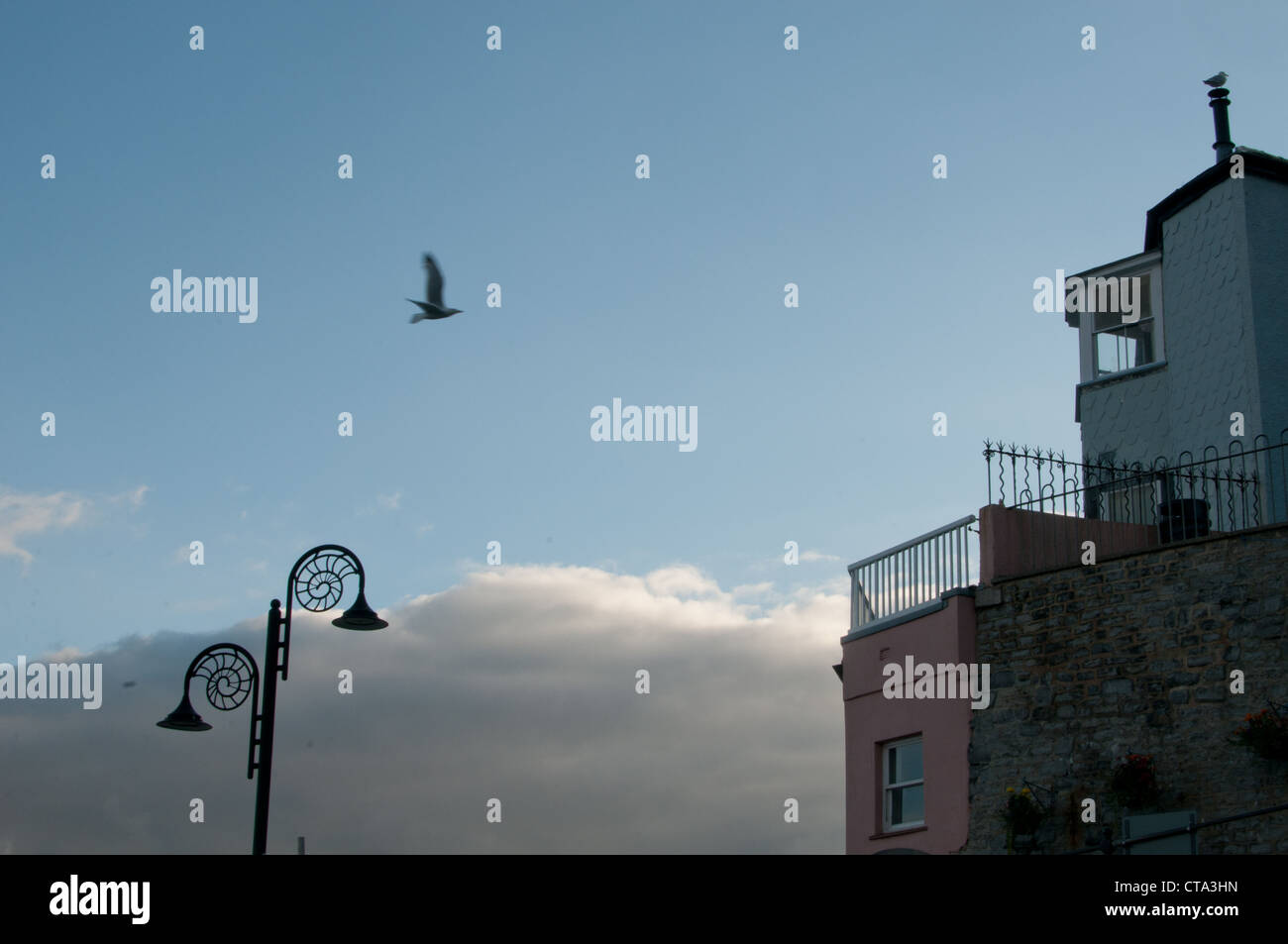 Blick auf Laternenpfahl und Haus in Lyme Regis in frühen Abend Stockfoto