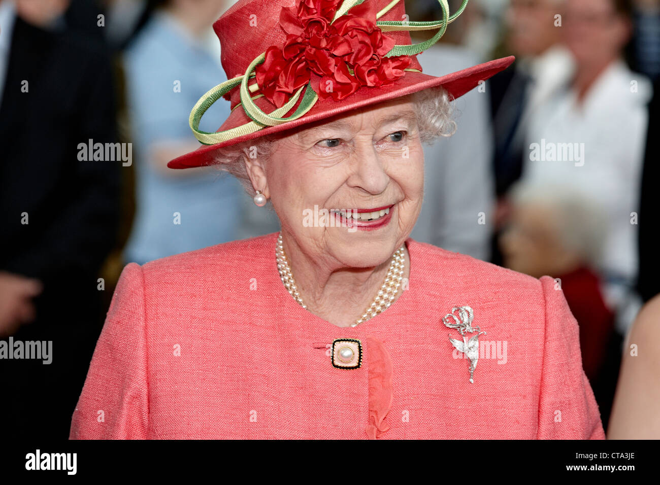 Ihre Majestät Königin Elizabeth II abgebildet während ihrer Diamond Jubilee Tour im Juli 2012 in Birmingham, England. Stockfoto