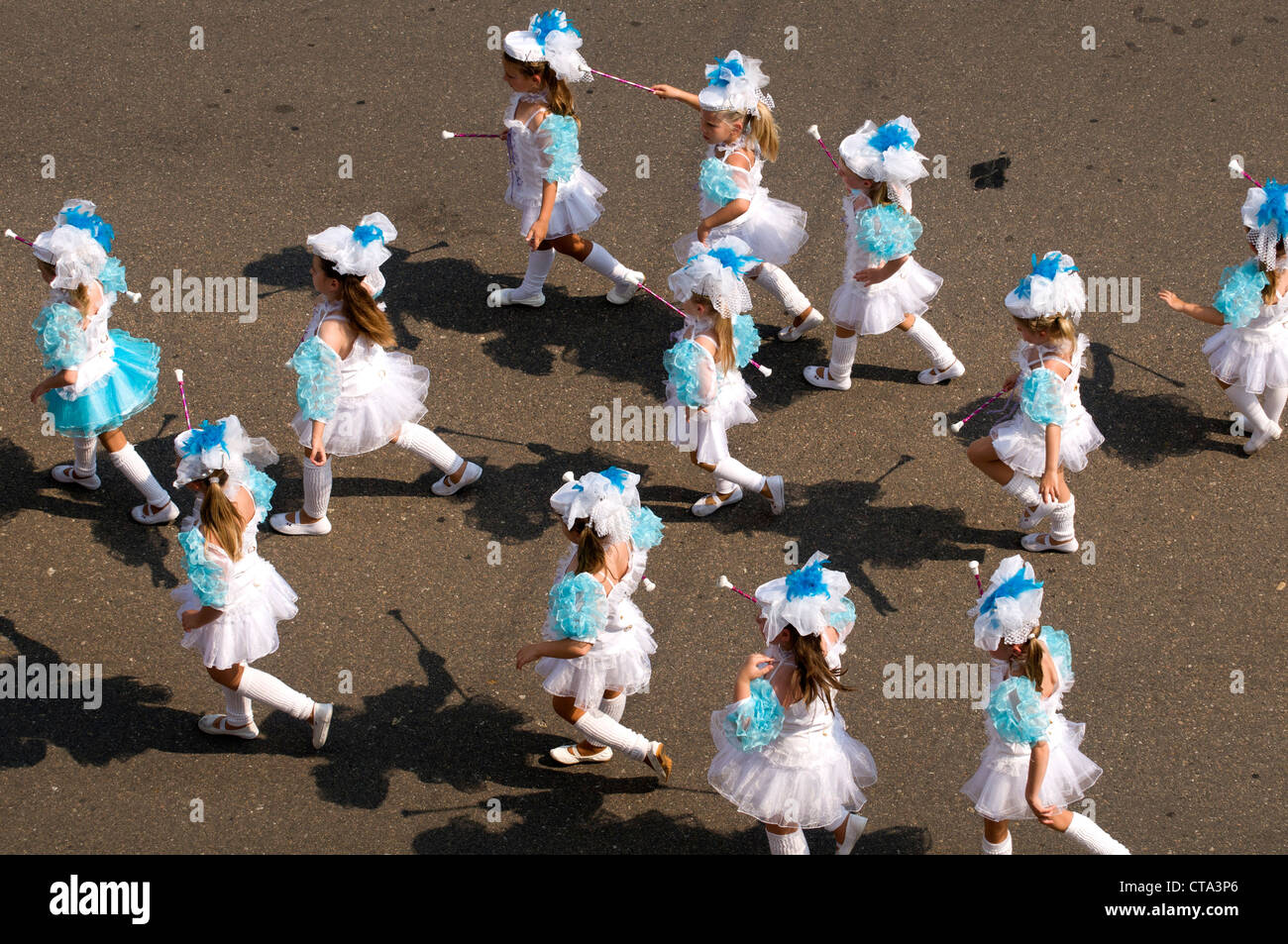 Majoretten während einer Parade in blau Kostüme Stockfoto