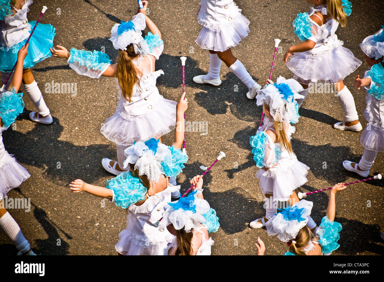 Majoretten während einer Parade in blau Kostüme Stockfoto