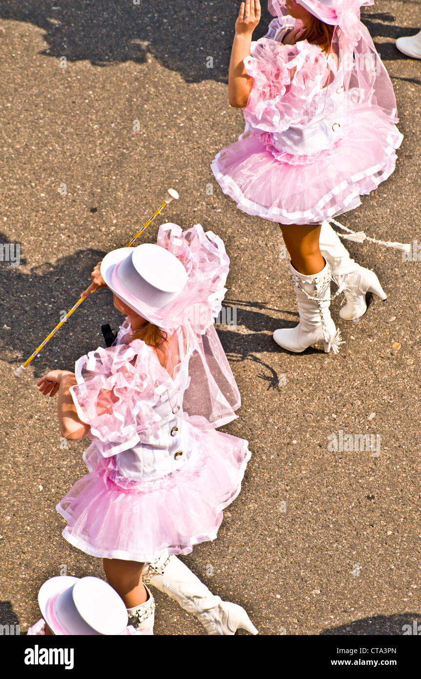 Majoretten während einer Parade in rosa Kostümen Stockfoto