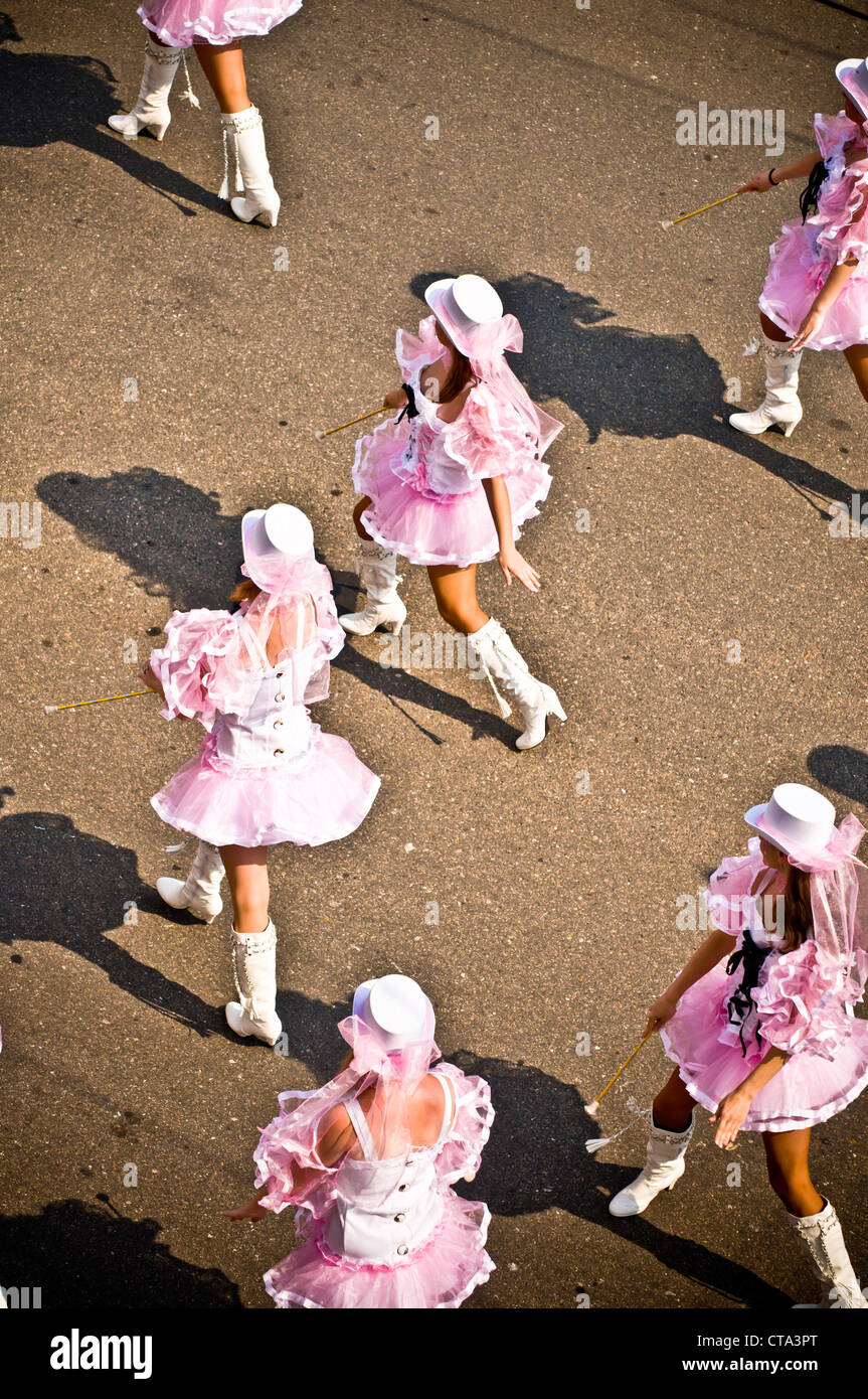 Majoretten während einer Parade in rosa Kostümen Stockfoto
