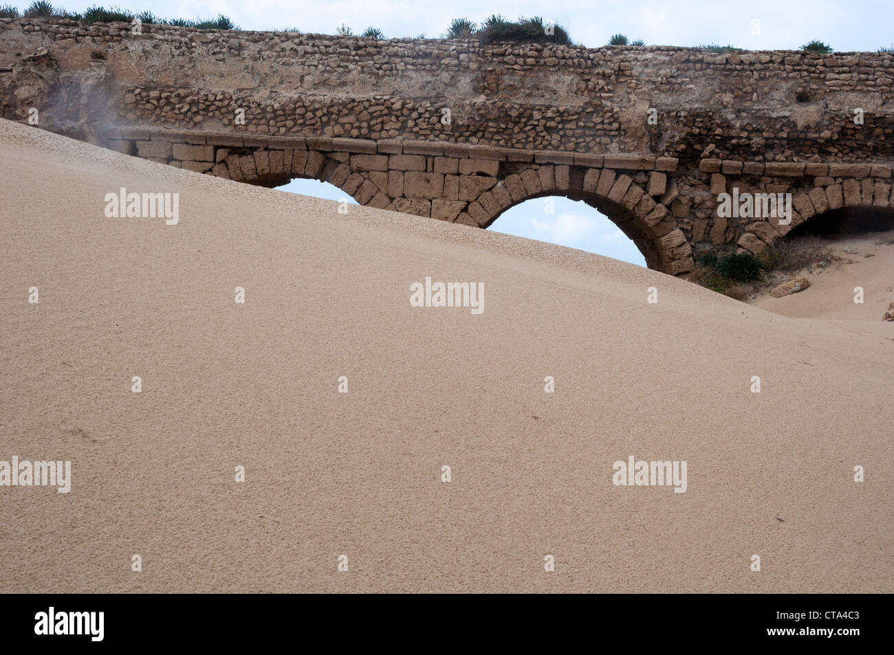 Israel, Küstenebenen, nördlich von Cäsarea, bleibt der Roman Aqueduct Stockfoto