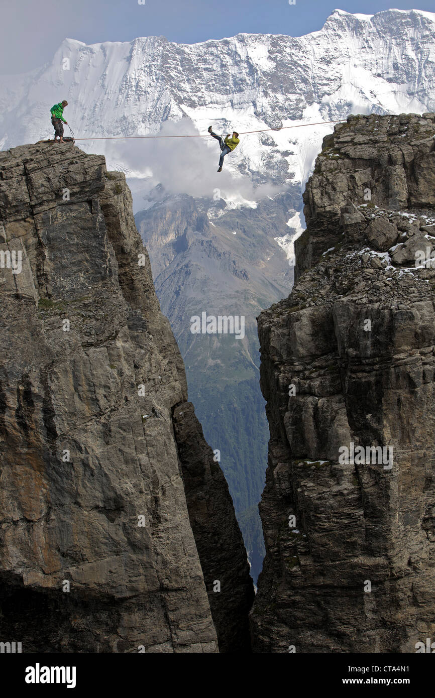 Man hängt an einer Highline zwischen zwei Felsen, Schilthorn, Berner Oberland, Kanton Bern, Schweiz Stockfoto